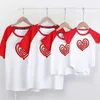 Familj ser matchande outfits t-shirt kläder mor far son dotter barn baby sommar tecknad kärleksfull hjärta 210521