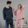 Pigiami maschili di flanella spessa Set di pigiami o-collo sciolti Sleepwear per coppie calda inverno casa vestiti abbigliamento da uomo Pantaloni pigiama 2pcs / set 211111