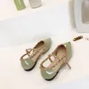 2021 Kvinnor Sandaler Pekade Toe Ladies Sandaler Tofflor Mode Flat Slides Kausalskor Lyxiga Kvinnliga Kausal Tjocka Klackar Sandaler FGR5U65UI56IDFHGDR