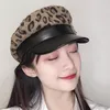 Vintage Woolen Leopard Print Casual Hat Män Buckle Flat Top Octagonal Cap Female Fashion Accessories Militära breda hattar