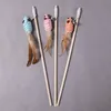 7 stile Giocattoli per gatti Piume di campana Pet cat tease aFormazione interattiva di topi e uccelli con manico in legno palo per gatti Giocattoli di piume Forniture T2I52171