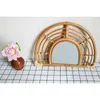 Rattan Wall Mirrorの革新的なアートの装飾された化粧メーキャップミラーのためのエントラウェイの洗練された客室のリビングルーム