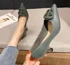 Tasarımcı Kadınlar Yüksek Topuk Ayakkabı Haki 7 cm Pompalar Kare Toka Sığ Ağız Slip-On Sivri Burun Lady Ofis Kariyer Partisi Çok Yönlü Tek Ayakkabı