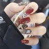 röda och svarta naglar