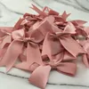 (50 adet / paket) 85 * 85mm Taze Pembe Kurdele Yaylar Küçük Boyut Saten Kurdele Yay Çiçek Zanaat Dekorasyon İşi DIY Parti Dekorasyon