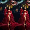 2022 Vestidos de noche atractivos usan túnicas de maternidad con volantes de organza de color rojo oscuro para sesión de fotos Vestidos largos y transparentes de tul para embarazo nupcial por encargo