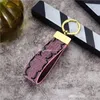 Keychain Brand Designer Key Chain Mens Luxury Car Keyring Womens Fashion Bee Buckle Handgjorda läderväskor Pendant Tillbehör Multicolor