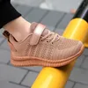 Nya Barn Running Skor Pojke Non-Slip Andningsbara Sportskor Barn Lättvikt Högkvalitativ Jogging Sneakers Casual Footwears G1025