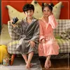 子供のためのファッションフランネルローブ冬の女の子と男の子の暖かいバスローブ漫画のウサギのフード付きニットガウンティーンフリース寝室210622