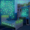 Luminous 3D Stars Naklejki świecą w ciemno fluorescencyjna naklejka ścienna tapeta dla dzieci sypialnia salon wystrój domu 100pcs/set