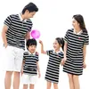 Casual Stripe Family Matching Outfits Mamãe Daddy e Me Roupas Mãe Filha Vestido T-shirt 210521