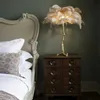Licht luxe koperen struisvogel veer netto rode vloerlamp woonkamer Nordic slaapkamer prinses nachtkastje lampen