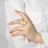 Hochwertiger, eleganter Dign-Ring aus 925er-Sterlingsilber mit hohem Kohlenstoffgehalt und kubischem Zirkonia, Prinzessschliff, drei gelber Edelstein-Ring