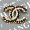 23ss 20style Luxury Brand Designer Dubbla Bokstäver Pins Broscher Dam Guld Silver Pearl Rhinestone Cape Brosch Kostym Pin Bröllopsfest Smycken Tillbehör