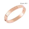 Europa America Fashion Style Uomo Donna Donna Acciaio al titanio Inciso V Iniziali Fiore Rivetto singolo Nanogram Strass Bracciale rigido M64861