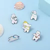 Belle broche d'appareil photo ours blanc de dessin animé, broche en émail, Animal mignon prenant des photos, Badge en métal, cadeau, sac à vêtements à revers, chapeau, bijoux cadeaux pour enfants, vente en gros