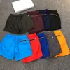 weiße elastische shorts.