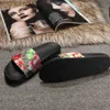 Designer Slides Kvinnor Kd Sko Sandal Skum Runner Slipper Mens Flip Flop Moccasin Four Seasons Snygga Klassiker Blommor Tofflor Hög kvalitet