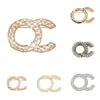 19 kolorów luksusowy projektant litery broszki 18K pozłacane perły kryształ Rhinestone broszka kobiety garnitury szpilki na wesele biżuteria akcesoria