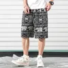 Pantaloncini da spiaggia larghi alla moda da uomo, design estivo, stampa di personalità, comodi pantaloni corti casual per giovani in cotone