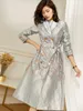 Mäns trenchrockar Luxury Silver Brodery Jacquard Elegant Women Trench Coat With Belt Spring Autumn Double Breasted Fashion Ol Overcoat XXL