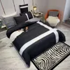 Conjuntos de cama de algodão 4pcs estilo europeu designer carta tira impressão roupa de cama fronha lençol adulto macio queen size comforte278t