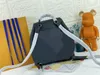 Högkvalitativ Kvinnors Ryggsäck Fashion Brev Embossed Leather Canvas Portable Travel Bag SchoolBag Outdisplay M45501 Storlek 28 * 33x14cm