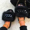 Furry päls tofflor Fluffy Flip Flops Kvinnor Sommarfaux Sandaler Designer Kedja Plush Raccoon Fur Slides Strand Hem Plattskor 211012