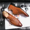 Chaussures Men Light Gentleman Designer de haute qualité marque de personnalité masculine Oxford Nouveau 2024 Cuir décontracté confortable B