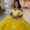 Superbes robes de Quinceanera jaunes dentelle appliques tulle perlé sur l'épaule fleurs faites à la main sur mesure Sweet 16 princesse Pageant robe de bal robe de bal vestidos