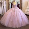 2021 Lyxig rosa quinceanera bollklänning klänningar illusion juvel nacke spets kristall pärlor med blommor tulle plus storlek söt 16 fest prom klänningar ihålig tillbaka sweep train