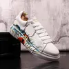 Luxury Classic White Dress Wedding Shoes European Fashion Designer Round Toeman White Trend Sneaker Vår Höst Casual Walking