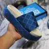 Дизайнерские тапочки Женщины скользкая хлопчатобумажная платформа сандалия с вышитой туфли толстая сандалия.