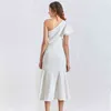 Deuxtwinstyle asymétrique robe blanche pour les femmes col irrégulier sans manches patchwork volants taille haute robes midi femme 210517