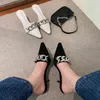 Pontilhas de dedo do dedo do pé das mulheres rasas thinas salto alto preto / branco Corrente de metal design preto / branco verão fashion sandálias 210513