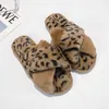 Hus kvinnor päls tofflor inomhus leopard tryck päls glider fluffiga mjuka plyschlägenheter non tofflor hem casual skor damer kvinnlig y0902