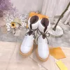 Stivali da neve firmati da donna invernali da donna di lusso alla moda stivale australiano Cuscino alla caviglia Fiori Stampa Lace UP Scarpe Impermeabili Piumini caldi an2Wvh #