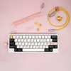 Handgefertigtes, maßgeschneidertes mechanisches Keyboad-Datenkabel von Geekcable für die hintere Luftfahrt-Steckerserie, spiralförmig gewebt, rosa und blau/weiß/gelb