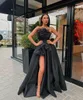 2021 Sexy zwarte avondjurken dragen strapless mouwloos met veerzijde hoge splitsen een lijn satijn prom dress formele speciale gelegenheid jurken
