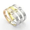 Europa América moda marca joyería dama mujeres acero inoxidable hueco fuera carta grabada 18k oro doble color brazalete brazalete