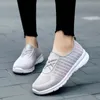 Bra sneaker kvinnors lediga mode löparskor sneakers blå svart grå enkel dagliga mesh kvinnliga tränare utomhus jogging promenader storlek 36-40