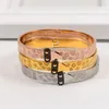 Bracelet à breloques de luxe en acier titane, lettres fleur Europe amérique, bijoux 8280400