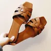 Chinelos de marca de marca de moda mulheres genuíno couro estreito banda peep toe sandálias lisas de luxo slides slides verão sapatos te4