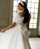 High Split Bröllopsklänningar Big Bow Appliqued 2021 Vit En linje Beach One-Shoulder Bridal Gown Custom Made Ruched Satin Long Robes de Mariée