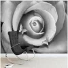 Modern enkel grå och vit tredimensionell lättnad 3D Rose Flower Wallpapers TV Soffa Bakgrundsvägg