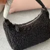 Lüks Tasarımcılar Cüzdan Hobo Çanta Omuz Çantası Bayan Naylon Çantalar Geometrik Debriyaj Yarım Ay Lady Tote Harfler Düz Üçgen Armpit Kürklü Lady Crossbody Çanta