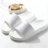 Классические черные белые домашние женщины ванны тапочки плюс размер 46 летних крытых пар обувь нескользящие легкие мужчины прохладные слайды