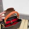 2022 Diseñadores clásicos Bolso de hombro Bolso de mensajero para mujer Bolso bandolera Liso Cuero genuino Lentejuelas Cerrojo Baguette duro Bolsos sólidos individuales Bolsos de cadena Negro