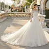 Abiti da sposa a maniche lunghe con scollo a barchetta trasparente 2021 Appliques in pizzo glamour con bottoni sul retro Abito da sposa Boho Garden Tulle Una linea Vestidos De Novia Plus Size AL9178