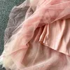 Young Gee weißes Spitzenkleid für Damen, süßes Netz, lange Ärmel, V-Ausschnitt, florales Rosa, elegante, unregelmäßige, mehrschichtige Kleider, Perlengürtel, X0521